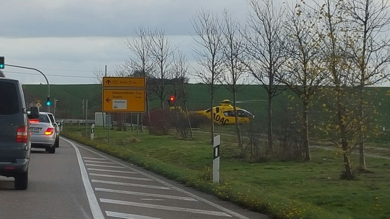 Ein Rettungshubschrauber an der Unfallstelle an der B91 bei Zorbau.