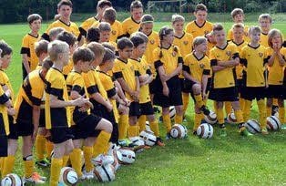 56 Kinder und Jugendliche im Alter von sieben bis 15 Jahren besuchen in Zschornewitz das Trainingscamp der Dresdener Fußballschule.