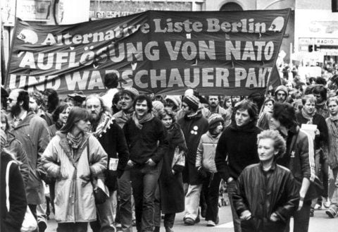 Mitglieder der Alternativen Liste Berlin fordern bei einer Demonstration mit einem Transparent die Auflösung von NATO und Warschauer Pakt (12.04.1982). (ARCHIVFOTO: DPA)