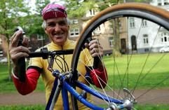 Der ehemalige deutsche Radprofi Hans Junkermann hält am Sonntag (02.05.2004) in Krefeld lachend sein Rennrad in die Kamera. Auch mit 70 Jahren lässt ihn das Fahrrad nicht los. Hans Junkermann, der anlässlich seines runden Geburtstages am Mittwoch (05.05.2004) mit seiner Lebensgefährtin für ein paar erholsame Tage an den Bodensee flüchtet, bringt es pro Jahr auf rund 25 000 Kilometer, etwa 500 bis 600 die Woche. (Foto: dpa)
