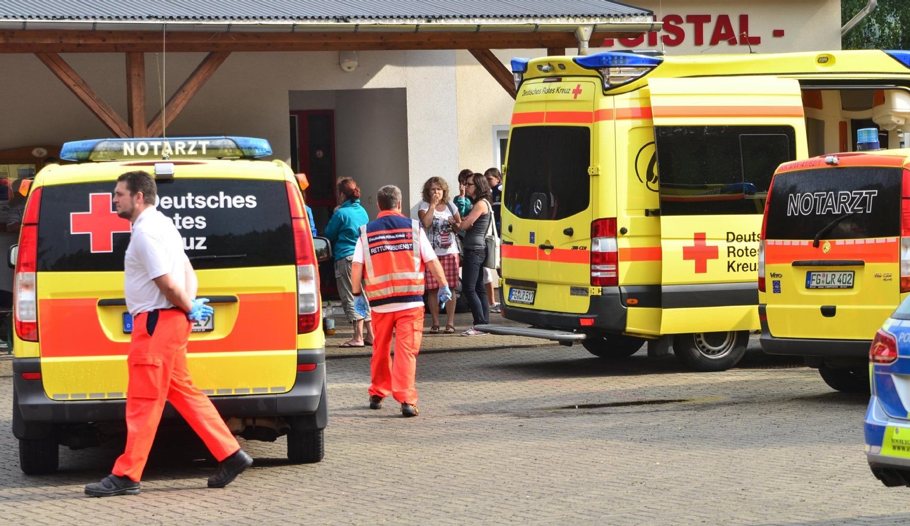 Rettungskräfte und Krankenwagen stehen vor dem Fußballstadion in Bräunsdorf.