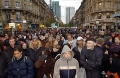 Hunderte von Menschen stehen am Donnerstag (30.10.2003) vor dem Frankfurter Hauptbahnhof auf der Straße. (Foto: dpa)