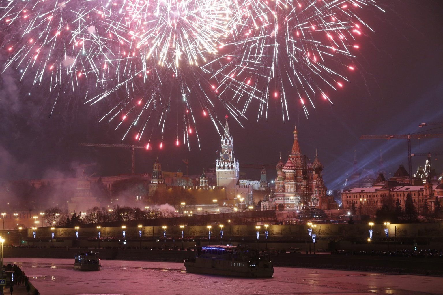 Feuerwerk über dem Kreml in Moskau