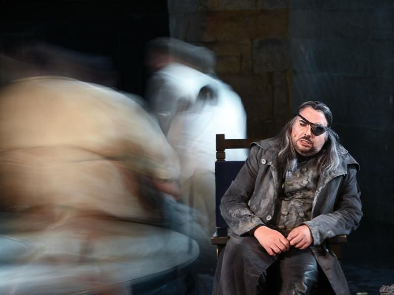 Schauspieler Robert Joseph Bartl in der Rolle des Meisters in "Krabat". Foto: Uwe Zucchi