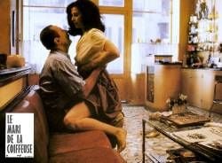 Zur arte-Sendung am 28. Oktober 2001 um 20.45 Uhr. Themenabend: Haare, Künstler und Coiffeure. Der Mann der Friseuse. Antoine (Jean Rochefort) und Mathilde (Anna Galiena)