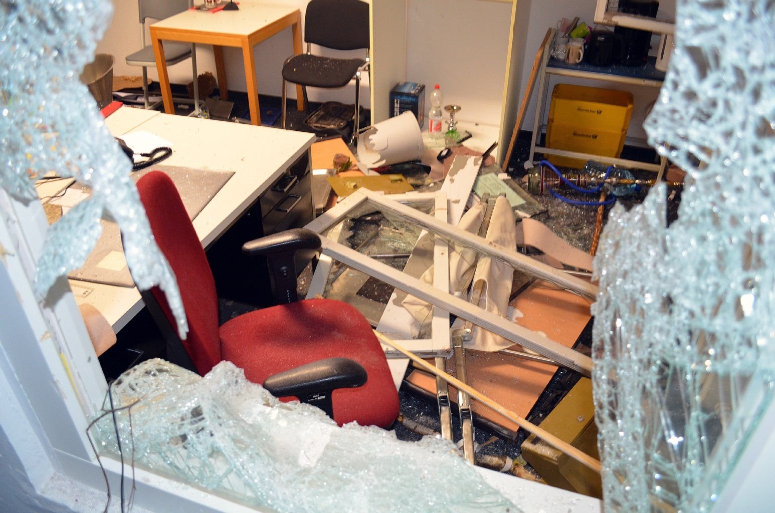 Blick in ein zerstörtes Büro der Flüchtlingsunterkunft in Suhl.