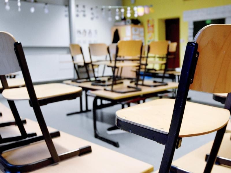 Stühle stehen in einem Klassenzimmer in einer Grundschule auf den Tischen. Foto: Caroline Seidel/dpa