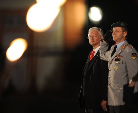 Der scheidende hessische Ministerpräsident Roland Koch (CDU, l) steht während der Serenade im Schlosspark Biebrich in Wiesbaden neben General Gerhard Stelz. (FOTO: DPA)