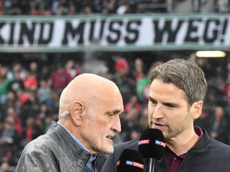 Vereinspräsident Martin Kind (l) steht nicht nur bei den Fans in der Kritik. Foto: Peter Steffen