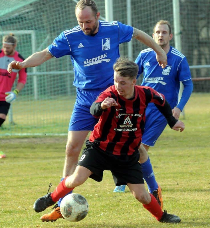 Der Ascherslebener Peter Kuhlberg schirmt hier den Ball vor Bernburgs Matthias Wiedensee ab. Auch sonst bekamen die Gastgeber kaum einen Stich.