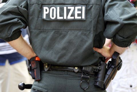 Bei Einsätzen zu Demonstrationen sollen Polizisten aber weiter keine Namensschilder tragen müssen. (FOTO: ARCHIV/DPA)