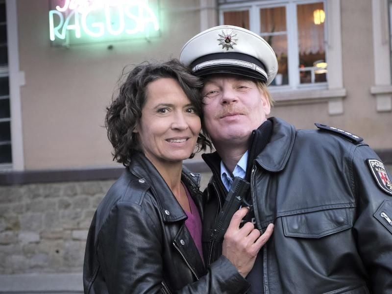 Ulrike Folkerts und Ben Becker beim Drehstart. Foto: Jacqueline Krause/SWR/ARD