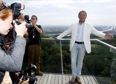 Der umstrittene österreichische Rechtspopulist Jörg Haider kam im Oktober 2008 bei einem Autounfall ums Leben. (FOTO: DPA)