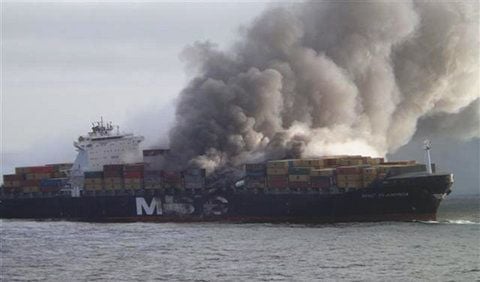 Rauch steigt am Dienstag im Atlantik vom havariertem deutschen Containerfrachter «MSC Flaminia» empor. (FOTO: REEDEREI NSB/DAPD)