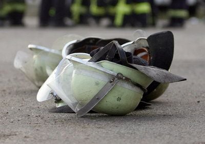 Feuerwehrhelme liegen am 30.11.2008 in Worms Rheindürkheim. (FOTO: DPA)