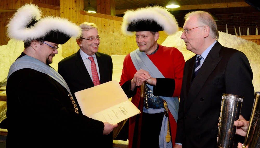 Hoher Besuch Halloren-Vorsteher Sten Michelson (l.), und Hauptmann Uwe Frosch (2.v.r.) freuen sich sichtlich über ein Geschenk der Prinzen Franz Friedrich (r.) und Wilhelm-Karl von Preußen (2.v.l.).