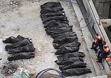 Erschöpfte Bergungskräfte schauen auf Opfer der Bombenattentate. (Foto: dpa)