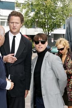 Tom Cruise mit Regisseur Florian Henkel von Donnersrmarck bei der Gedenkveranstaltung für dem verstorbenen Schauspieler Ulrich Mühe in der Schausbühne in Berlin. (Foto: ddp)