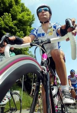 Der deutsche Radprofi Erik Zabel im weißen Trikot des Gesamtführenden fährt am Dienstag (04.06.2002) in Tauberbischofsheim auf der zweiten Etappe der Deutschland-Tour über 186,6 Kilometer von Tauberbischofsheim nach Pforzheim. Bis zum Sonntag (09.06.) führt die vierte Auflage der Tour in sieben Etappen über 1.146,3 Kilometer von Wiesbaden nach Stuttgart. dpa/lby
