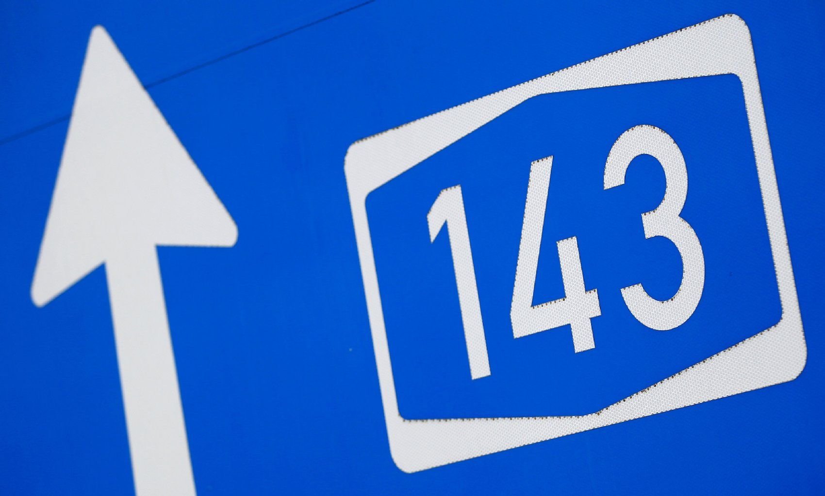 Ein Schild weist den Weg zur Autobahn 143 westlich von Halle.
