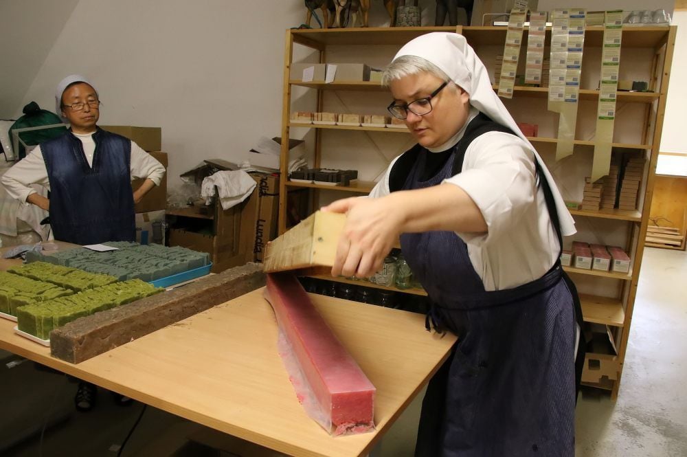 Seifenherstellung im Kloster Helfta: Die Schwestern Mirjam (l.) und Pauline am Schneidetisch