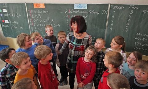Schulleiterin Karin Strobach im Kreis ihrer Schützlinge. Um den Alltag an der Allstedter Schule dreht sich eine neue MZ-Serie. (FOTO: MAIK SCHUMANN)