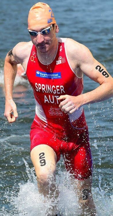 Thomas Springer schaut schon nach der ersten Disziplin, dem Schwimmen, bedient aus.