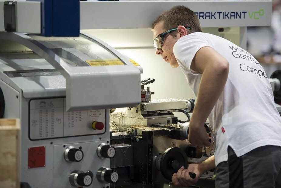 Tobias Bornschein beginnt in Leipzig mit der Fertigung der Teile für seine Miniatur-Presse.