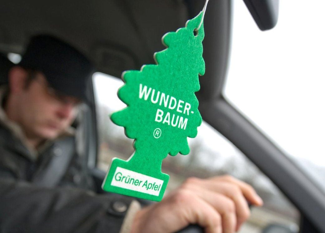 Der grüne Duftbaum am Innenspiegel ist ein echter Klassiker. Und es gibt noch viele weitere Accessoires, die ähnlich geschmackvoll sind.