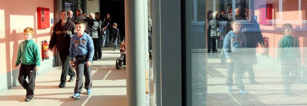 Im Spiegel der großen Fenster: Diese Schule ist hell und freundlich.