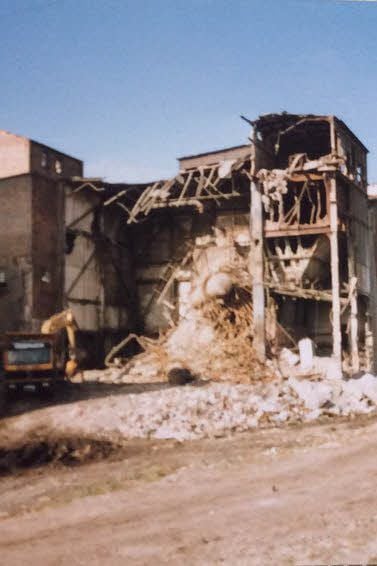 Die Fabrikgebäude mussten Anfang der 90er Jahre dem Druck der Abrissbagger weichen, hier das Kesselhaus.
