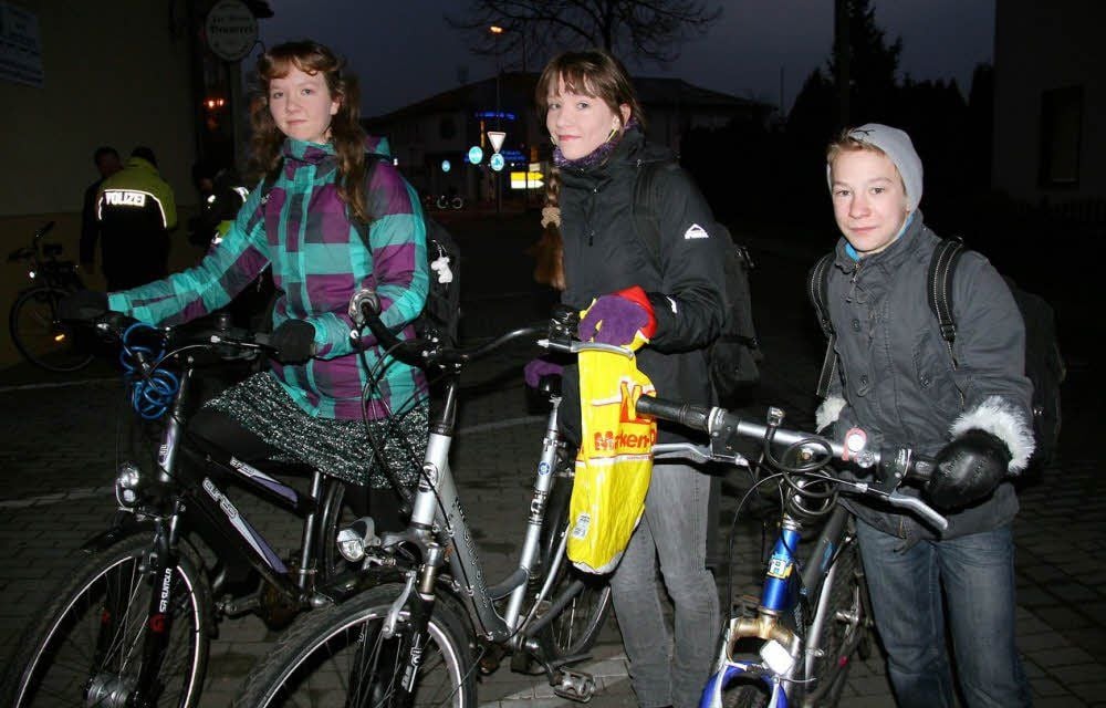 Katharina, Johanna und Carl (v.l.) fahren vorschriftsmäßig und ohne Mängel an den Rädern. Sie dürfen weiterfahren, ohne dass Tobias Trabitz (kleines Bild, links.) und Heinz Geisler Bedenken haben müssen.