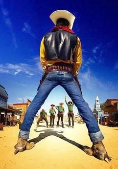 Til Schweiger als Lucky Luke steht in einer Szene des Films «Die Daltons gegen Lucky Luke», den Dalton-Brüdern gegenüber. Ihre Ma ist von den Daltons so enttäuscht, dass sie sie vor die Tür setzt. Die vier Brüder setzen alles auf eine Karte. Die Bank mit den höchsten Sicherheitsvorkehrungen im Wilden Westen wählen sie als Ziel ihres nächsten Coups, um ihre Ma wieder versöhnlich zu stimmen. (Foto: dpa)