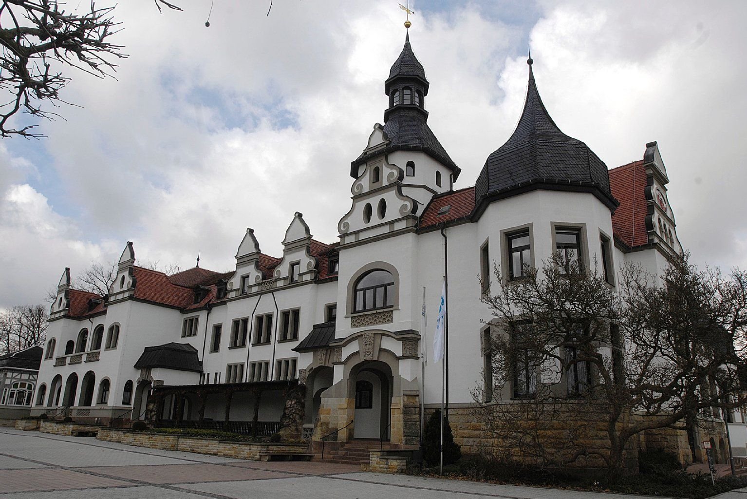 Im Kurhaus in Bad Schmiedeberg stellen sich die Kandidaten für die Bürgermeisterwahl vor.