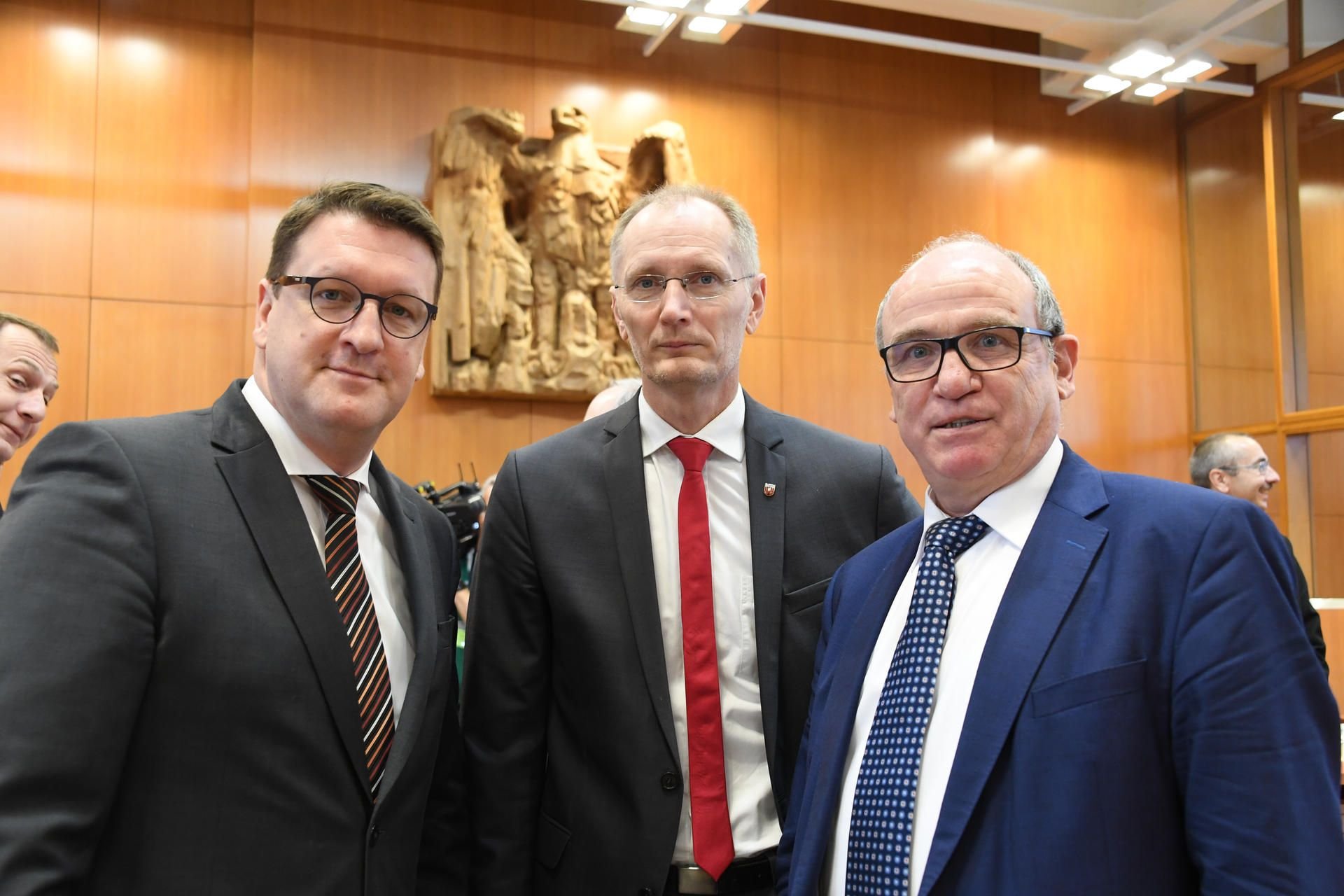 Torsten Zugehör (l, parteilos), Oberbürgermeister der Lutherstadt Wittenberg, Andreas Dittmann (M, SPD), Bürgermeister der Stadt Zerbst, und Jürgen Leindecker (r), Landesgeschäftsführer vom Städte- und Gemeindebund Sachsen-Anhalt, warten am Dienstag im Bundesverfassungsgericht in Karlsruhe (Baden-Württemberg) auf den Beginn der Urteilsverkündung zum Kinderförderungsgesetz Sachsen-Anhalt. Mit der Übertragung der Zuständigkeiten für die Kinderbetreuung von den Kommunen auf die Landkreise und kreisfreien Städte verstößt Sachsen-Anhalt nicht gegen das Grundgesetz. Das entschied das Bundesverfassungsgericht am Dienstag in Karlsruhe.