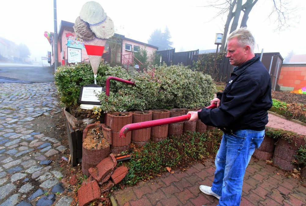 Der Besitzer des Granschützer Eiscafés Ralph Laue zeigt die zertrümmerte Terrasse.
