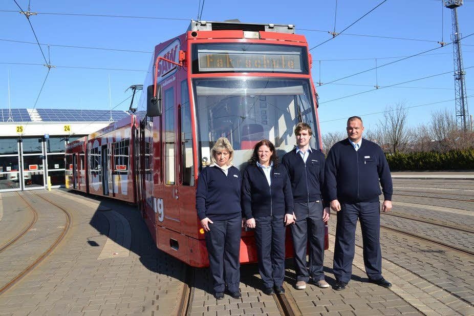 Jana Bartsch, Sylvia Hänsel, Christian Strauß und Marcel Schlupeck sitzen ab Ende März im Cockpit hallescher Straßenbahnen.
