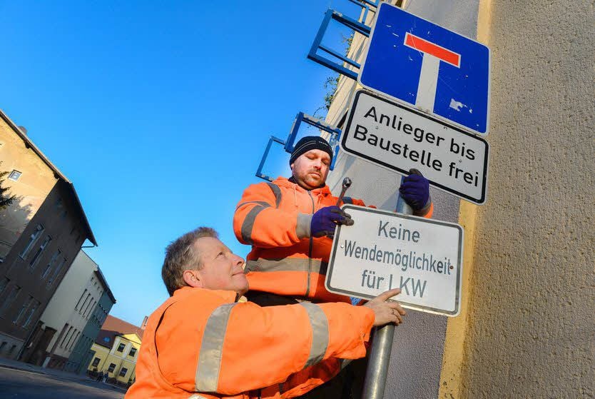 Baustelle Lange Straße/Einmündung Bernhard-Kellermann-Straße: Dieser Abschnitt ist für den Anliegerverkehr wieder freigegeben. Die Firma Verkehrstechnik Thiele nahm schon die Beschilderung für die vorläufige Verkehrsführung vor.