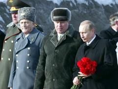 Russlands Präsident Wladimir Putin (r.) legt mit Boris Usik (2.v.r.) Direktor Museum der Stalingrad Schlacht und Veteran des Weltkrieges, Blumen am Grab von Marshal Wassili Schuikow nieder. (Foto: dpa)