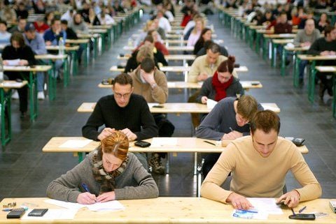 Studenten der Fakultät für Wirtschaftswissenschaften der Magdeburger Otto-von-Guericke-Universität schreiben eine Ökonomie-Prüfung.