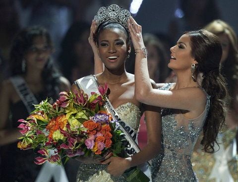 Die Angolanerin Leila Lopes hat den Schönheitswettbewerb «Miss Universe 2011» gewonnen. Ihre Vorgängerin Ximena Navarrete überreicht ihr die Krone. (FOTO: DPA)