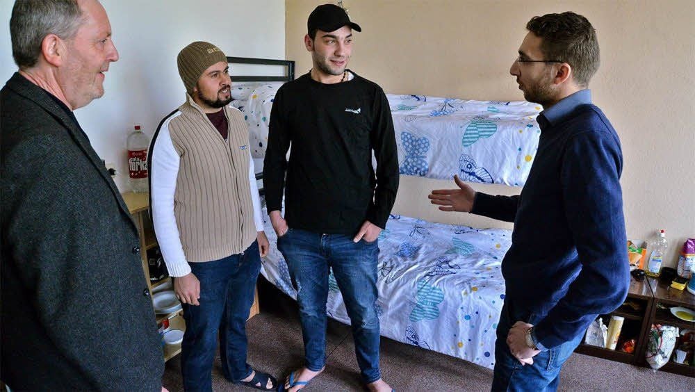 Ahmad Al Sheikh Omar (rechts) steht Heimbewohnern wie Othmann Othmann und Barakat Othmann bei alltäglichen Problemen zur Seite. Darüber ist auch BBRZ-Chef Klaus-Dieter Graul sehr froh.