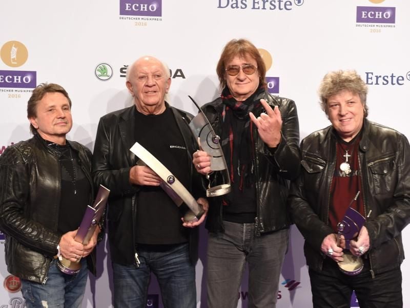 Die Puhdys mit dem Sänger Dieter Birr (2.v.r.) nach der Verleihung des Musikpreises Echo in der Kategorie "Lebenswerk". Foto: Jens Kalaene/dpa-Zentralbild/dpa