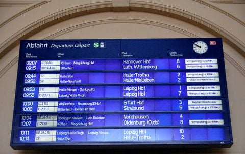 Blick auf die Anzeigetafel im Hauptbahnhof Halle