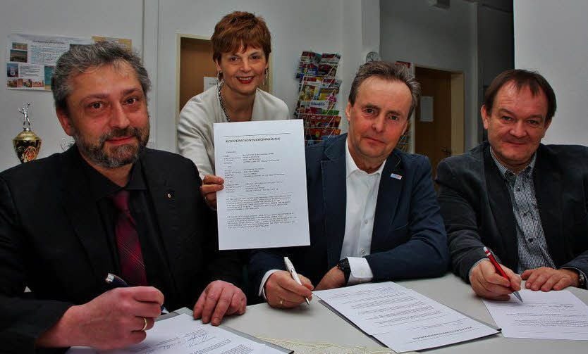 Markus Heppner, Cornelia Faust, Jochen Conrad und Gymnasiumsleiter Ralf Walzebok (v.l.) unterzeichnen den Kooperationsvertrag.