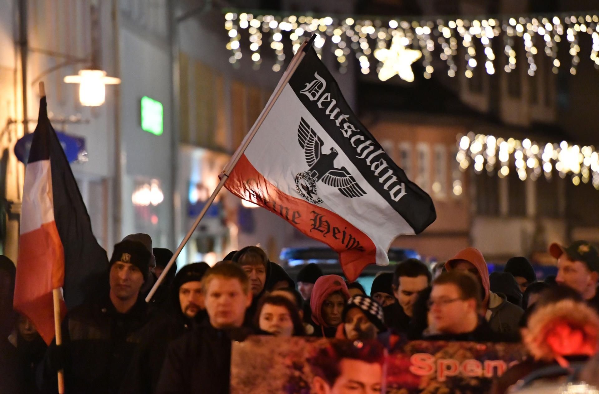 Teilnehmer einer Kundgebung des islamkritischen Pegida-Ableges Thügida laufen in Saalfeld (Thüringen) mit Fahnen durch die Innenstadt.