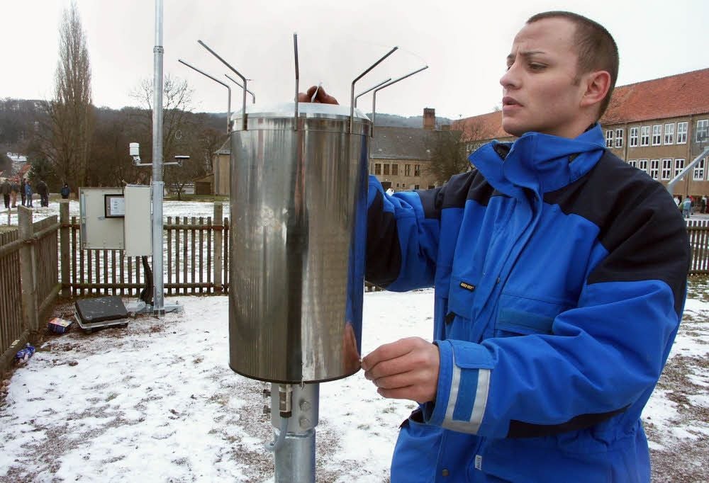Aufbau der Wetterstation in Bad Suderode im Januar 2004: Hier schloss Steffen Küchenthal, Mitarbeiter einer Göttinger Firma, das Niederschlagsmessgerät an. Die erfassten Daten wurden bei einem Wetterdienst gesammelt - und über diesen auch an die Medien übermittelt.