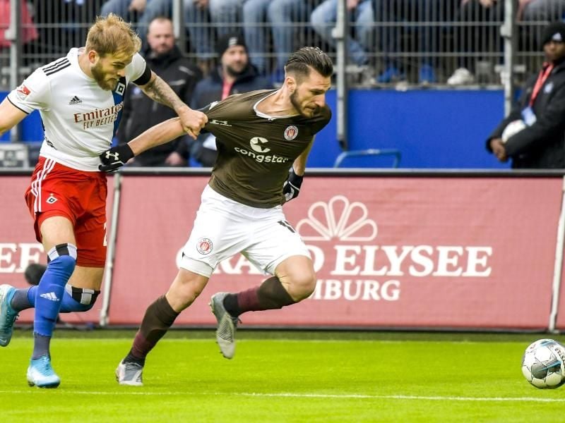 HSV-Profi Timo Letschert (l) kann Dimitrios Diamantakos nicht vom Ball trennen. Foto: Axel Heimken/dpa