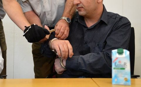 Der Angeklagte sitzt im Verhandlungssaal des Landgerichts Chemnitz. Die Staatsanwaltschaft wirft ihm vor, das 41-jährige Opfer in Döbeln ohne Vorwarnung erschossen zu haben. (FOTO: DPA)
