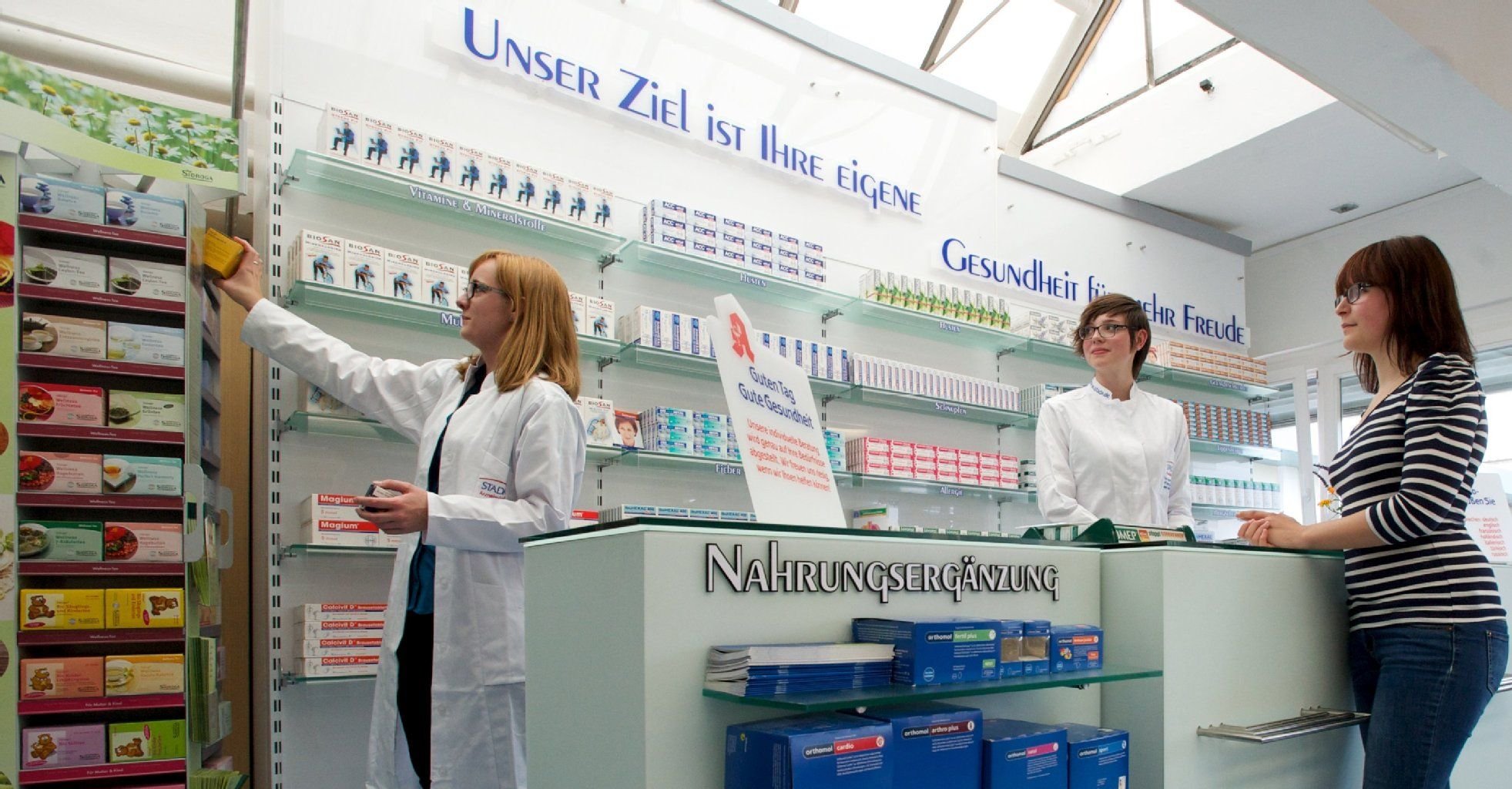 Die Pharmaziestudentinnen Franziska Behr (li.-re.), Nicole Neitzke und Susann Liebold (re.) stellen ein Beratungs- und Verkaufsgespräch in einer nachgebauten Apotheke an der Martin-Luther-Universität Halle in Halle nach.